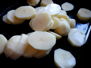 Die Kartoffeln einfach in dicke Scheiben schneiden