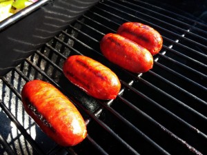 Nicht zu heiß grillen - durch die starke Paprikawürzung würde die Chorizo schnell verbrennen.