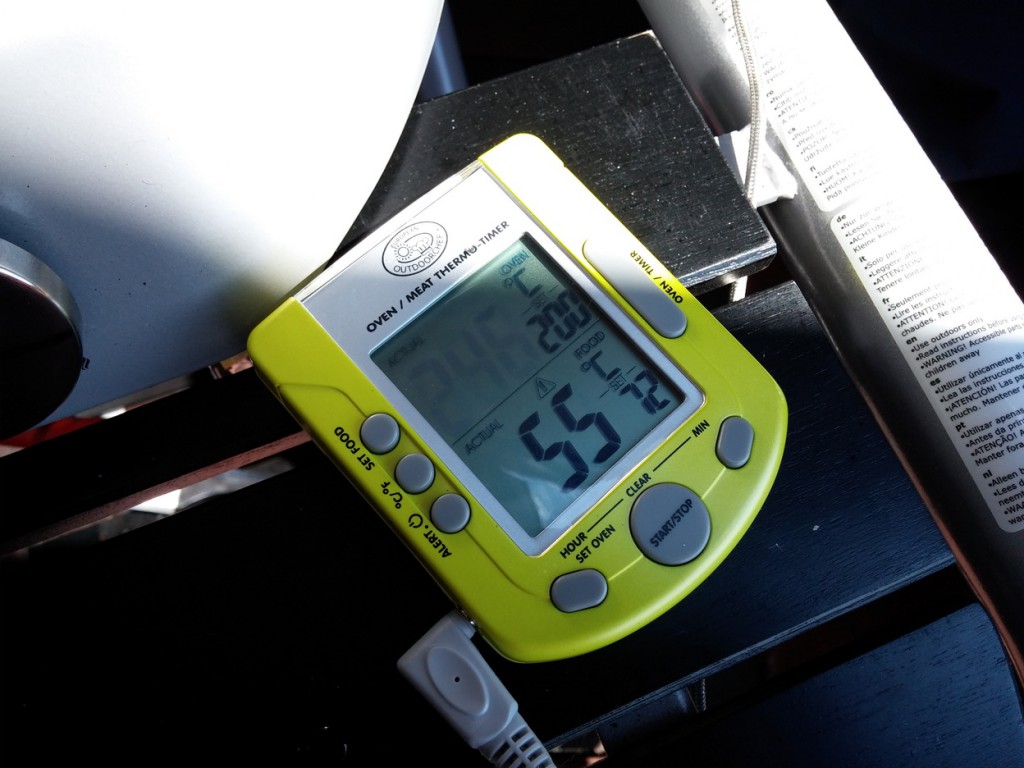 Das Thermometer zeigt mir sowohl die Grill- als auch Kerntemperatur (KT). Die KT sollte bei Hähnchenbrust 72 Grad betragen.