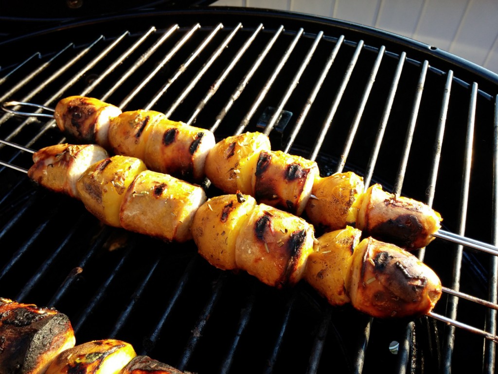 Die Spieße bekommen eine schöne Röstung.