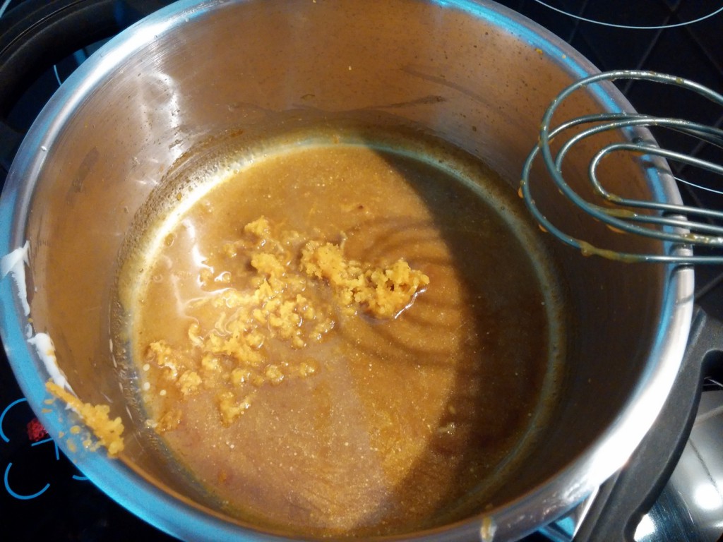 Auf die Curry-Margarinen-Mischung folgt die geriebene Orangenschale.