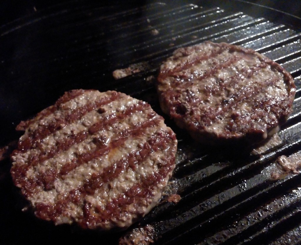 Die Hamburger-Patties werden auf der Plancha richtig gut!