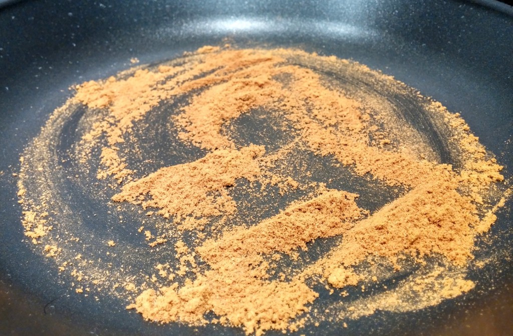 Zuerst wird der Curry in der Pfanne angeschmort.