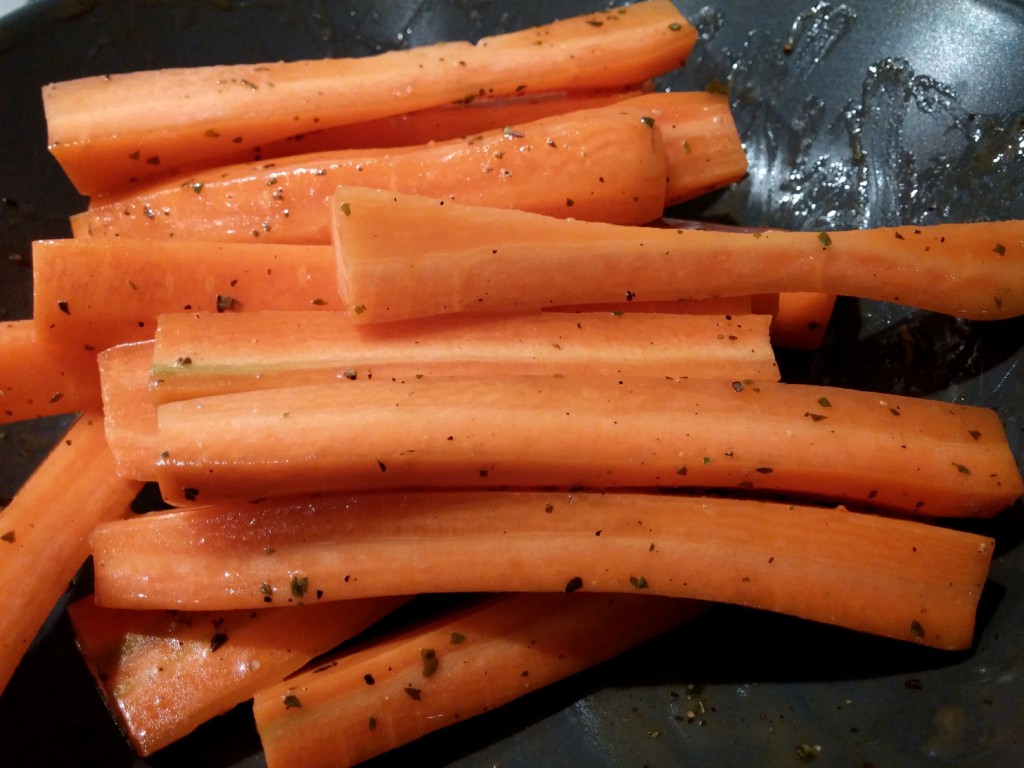 Fertig gewürzte Karotten mit Olivenöl-Honig-Oregano-Marinade.