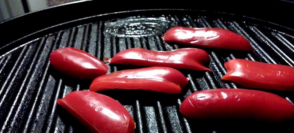Starten wir mit den Paprika, die auf dem Grill für 3 Minuten pro Seite geröstet werden.