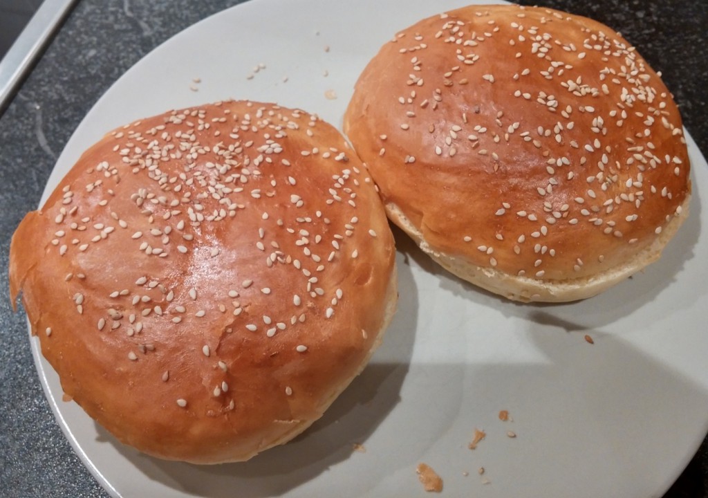 Selbstgemachte und köstliche Hamburger Brötchen (Buns). Einfach und superlecker!