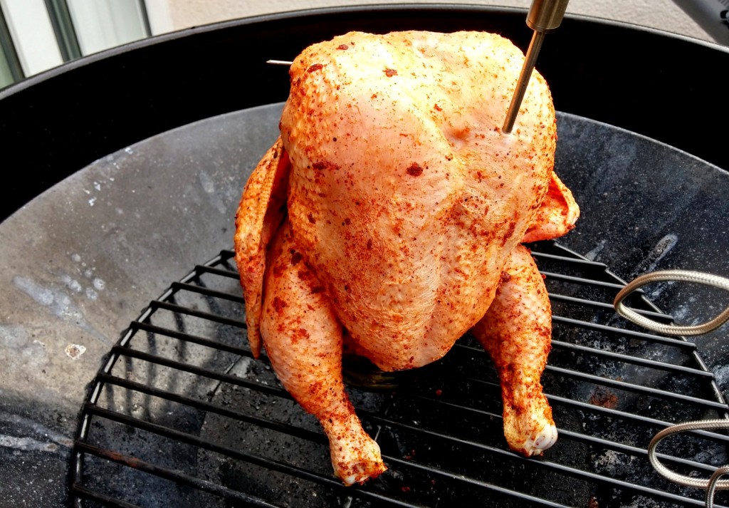 Es kann losgehen: Grillthermometer in die Brust einstechen und das Beer Butt Chicken langsam grillen.