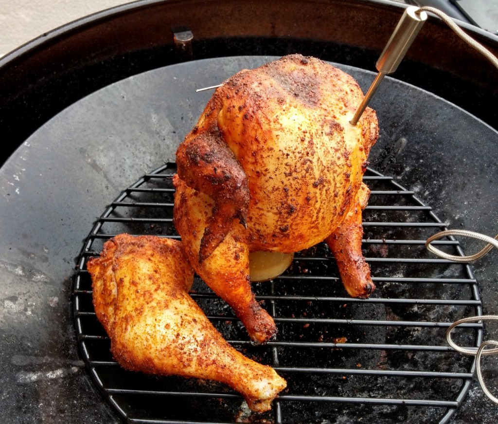 So, nach 65 Minuten hat das Beer Butt Chicken die empfohlene Kerntemperatur von 83 Grad erreicht (Soll: 80-85 Grad).