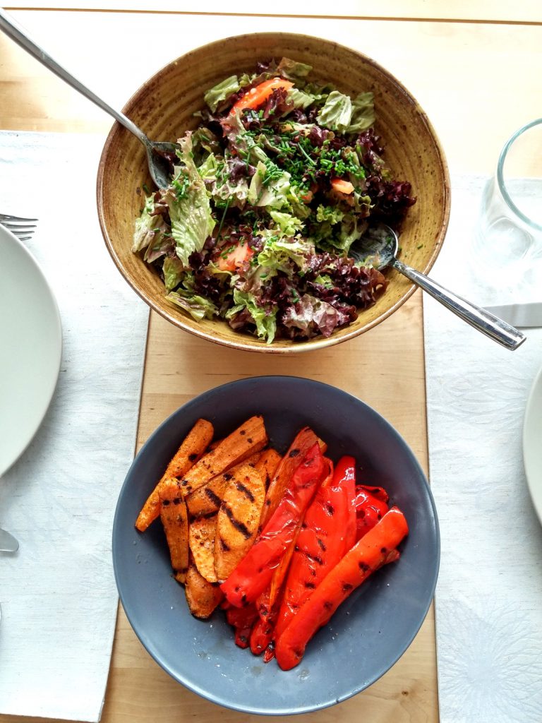 Fertige Grillpaprika und -karotten mit Salat