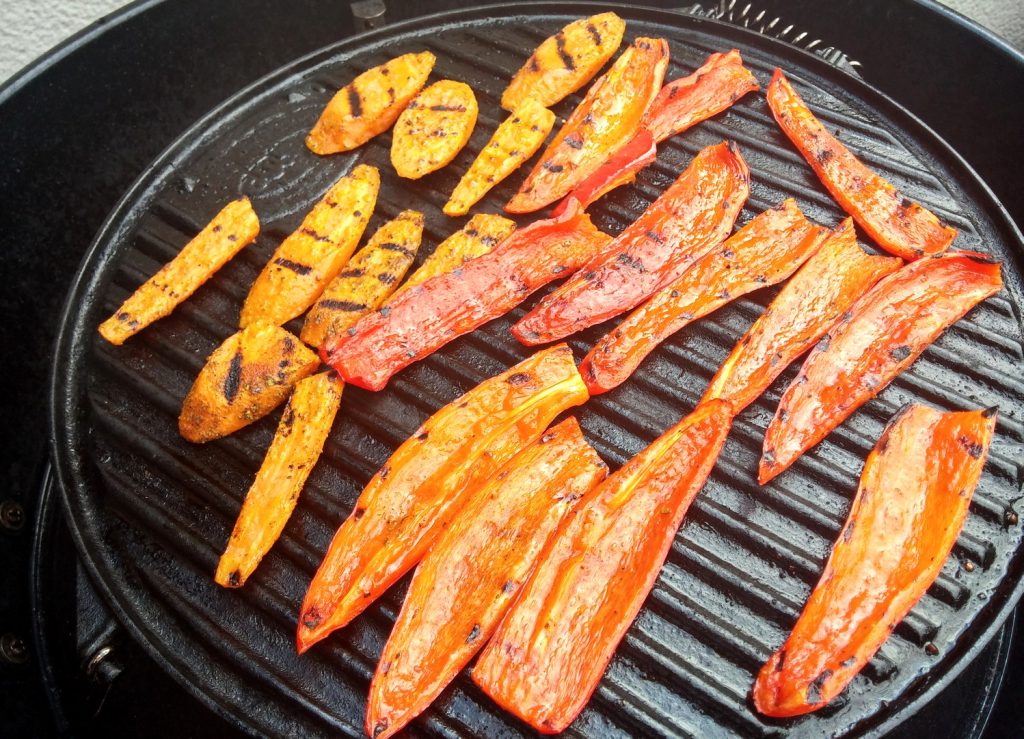 Paprika und Karotten auf Grillplatte grillen+