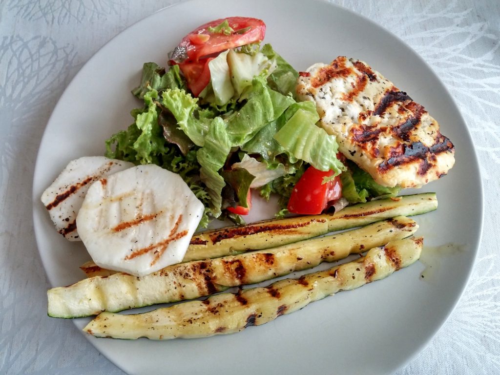 Halloumi an Mairübchen mit Zucchini und Salat - arne-grillt.de ...