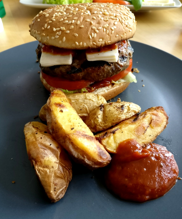 Zucchine-Hamburger mit Wedges und BBQ Sauce