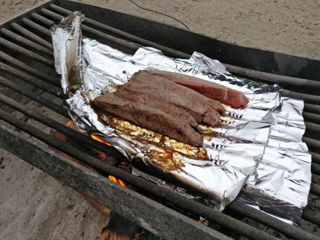 Rindfleisch über offenem Feuer grillen