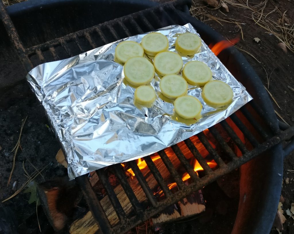 Zucchini auf offenem Feuer grillen