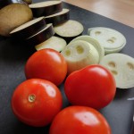 Zwiebeln und Aubergine in 1cm dicken Scheiben sowie ein paar Tomaten