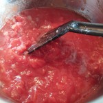 Mit gehackten Tomaten aus der Dose auffüllen