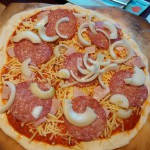 Salami-Pizza im Rohzustand - fertig zur Vergrillung!