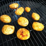 Das Ganze indirekt bei geringer bis mittlerer Hitze - sonst verbrennen die Kartoffeln außen und sind innen noch roh - grillen