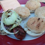 Mini Burgerbrötchen, Patties, Grillzwiebeln und Schmelzkäse