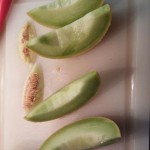 Die Melone in Achtel schneiden und die Kerne entfernen