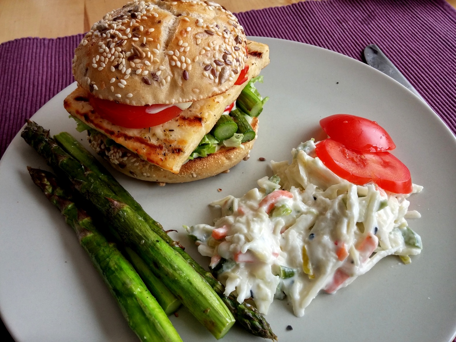 Veggie-Burger mit grünem Spargel und Grillkäse