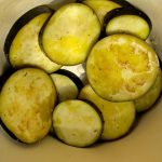 Auberginen mit Salz und Olivenöl