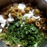 Gemüse und Couscous mit Minze, Oliven und Feta vermengen