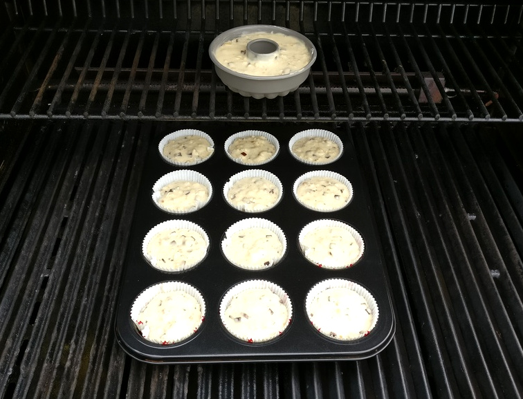 Die Muffins mit Joghurt werden gegrillt