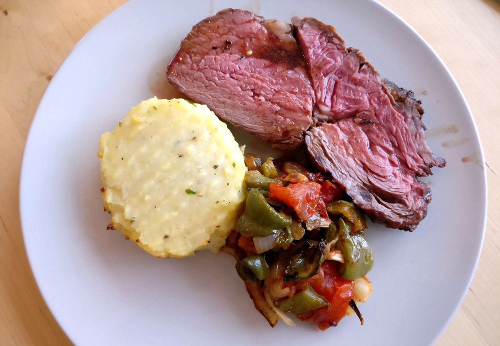 Tolles Entrecôte-Steak mit Kartoffelpüree und Grillgemüse