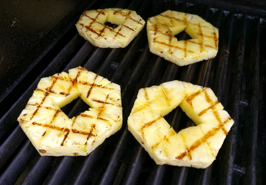 Gegrillte Ananas mit Vanilleeis - arne-grillt.de | Leckere Kost vom Rost