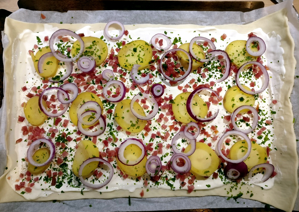 Flammkuchen mit Kartoffel und roter Zwiebel - arne-grillt.de | Leckere ...