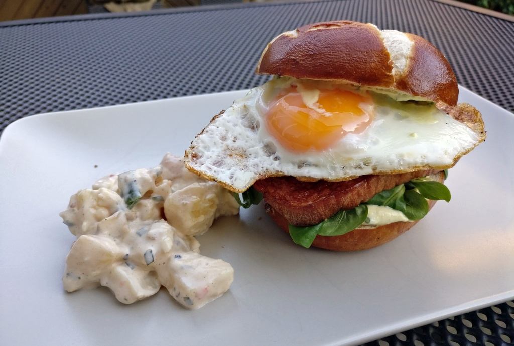 Bavaria Burger mit Leberkäse und Laugenbrötchen - arne-grillt.de ...