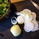 Zwiebeln und Feldsalat für den bayrischen Burger
