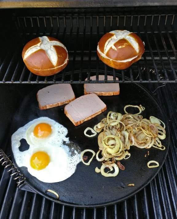 Bavaria Burger mit Leberkäse und Laugenbrötchen - arne-grillt.de ...