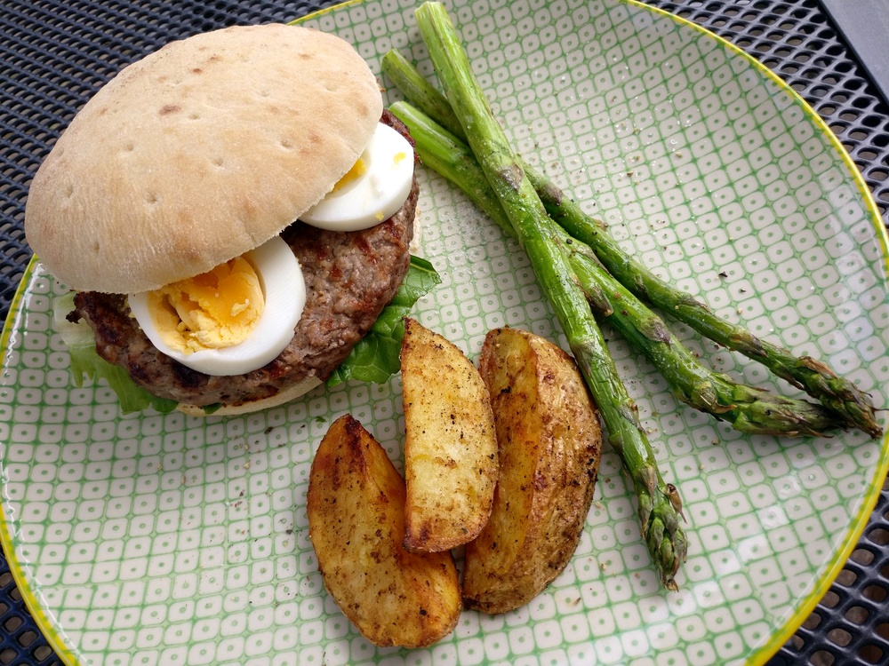 Caesar-Burger mit Ei, Wedges und grünem Spargel