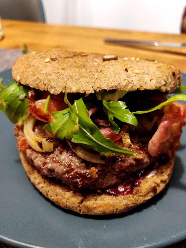 Ziegenkäse-Burger mit Vollkorn-Bun und Rucola-Salat - arne-grillt.de ...