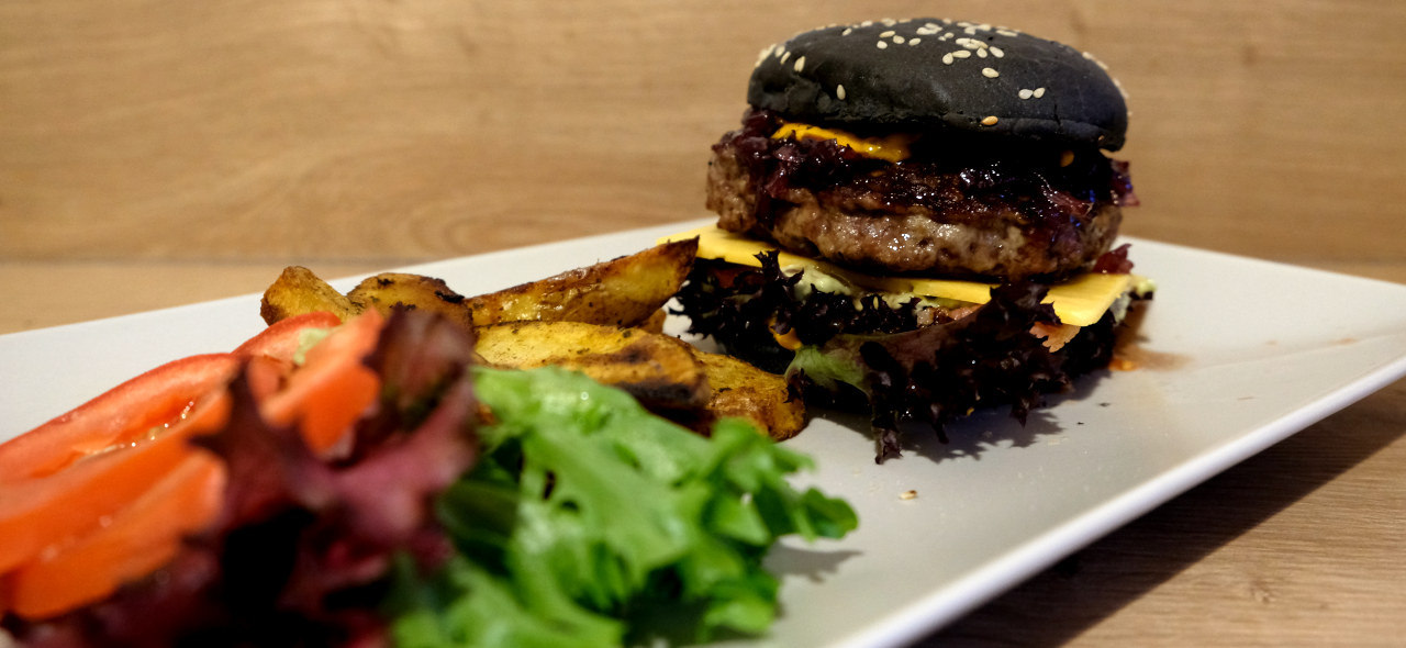 Black Burger mit Zwiebel-Chutney - arne-grillt.de | Leckere Kost vom Rost