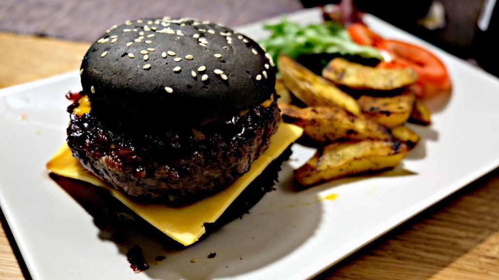 Black Burger mit Zwiebel-Chutney