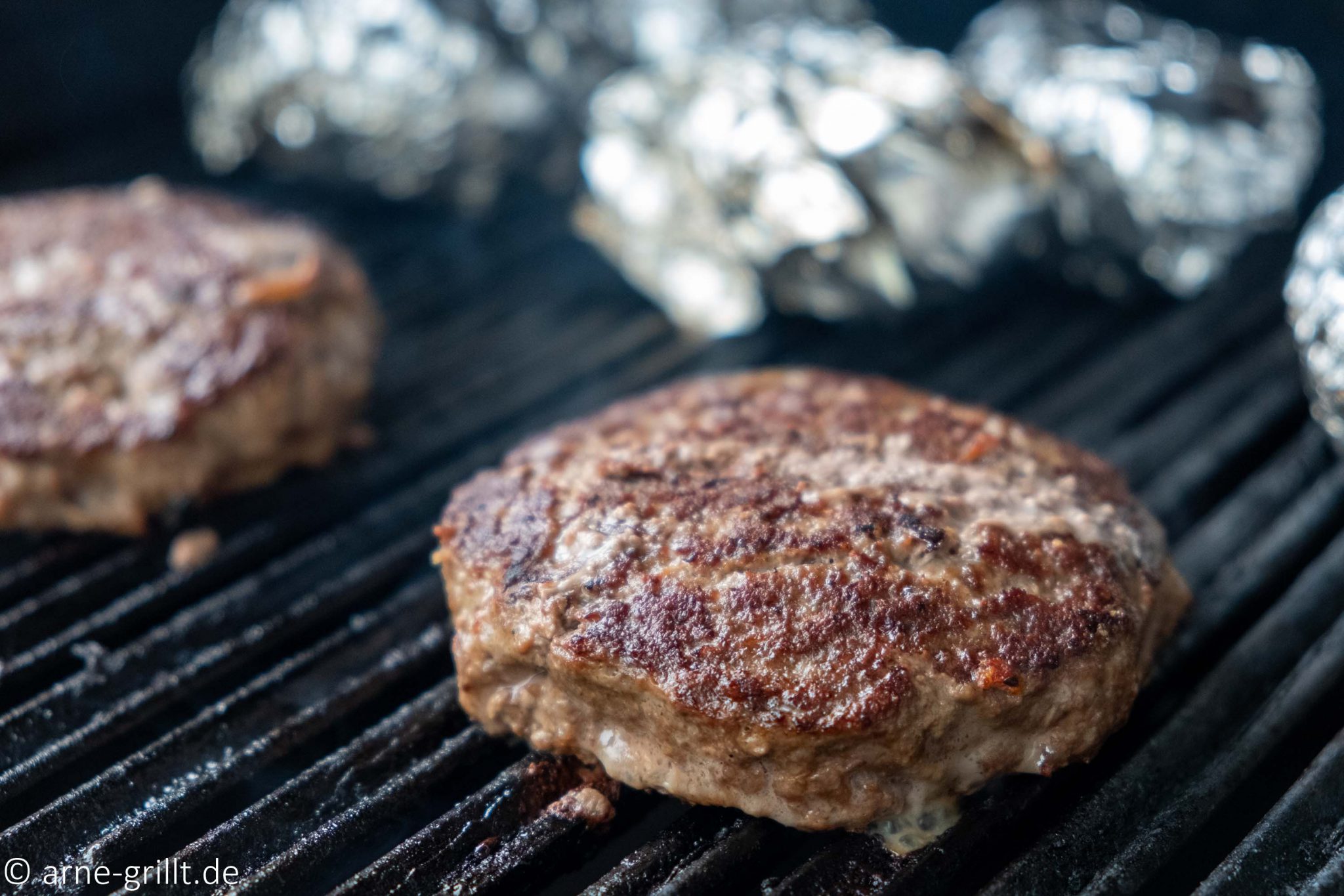 WildschweinBurger mit Folienkartoffeln arnegrillt.de Leckere Kost